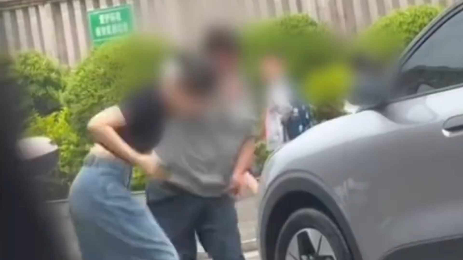 女车主与保安起冲突事件最新进展：涉事双方均有过错，保安已被停职