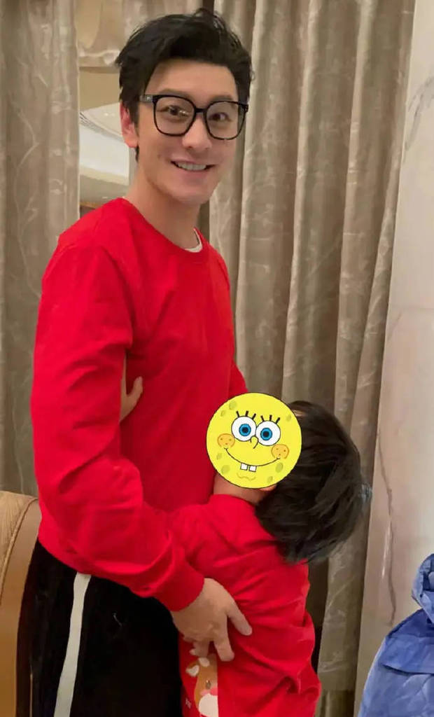 黄晓明和儿子小海绵的感情超好。