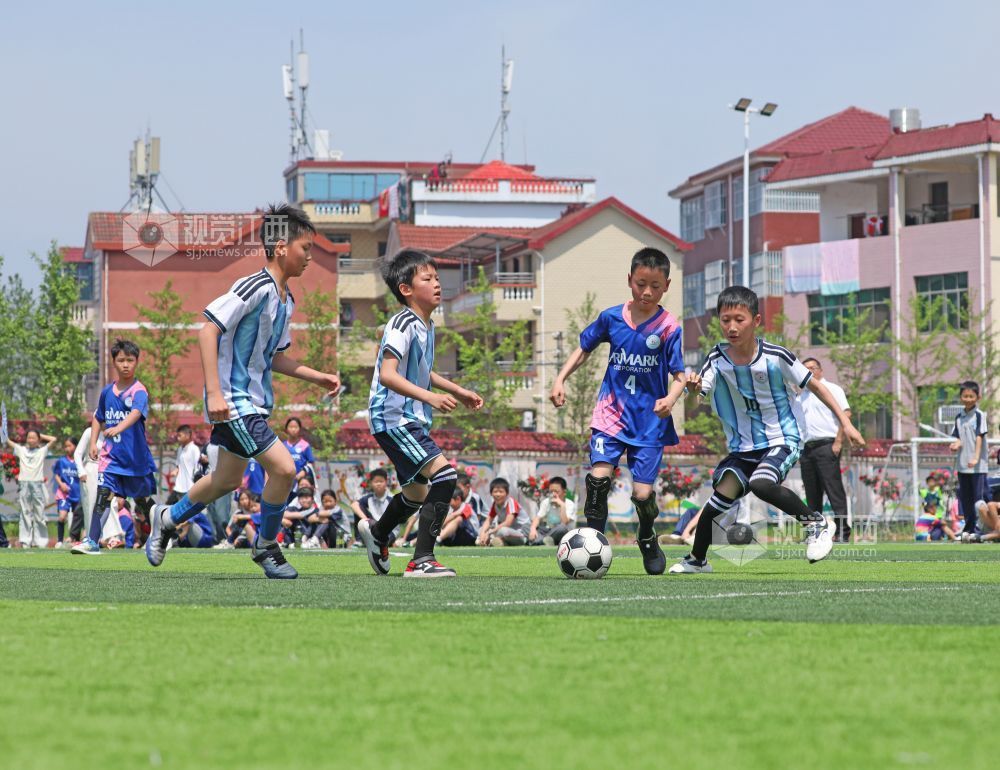 2026年4月20日，江西省吉安市泰和县滨江小学学生正在校园足球联赛上竞技比拼。
