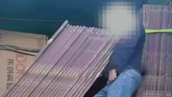 服务区痛心一幕，货车司机被瓷砖压靠身亡，目击者：看到时手已凉了