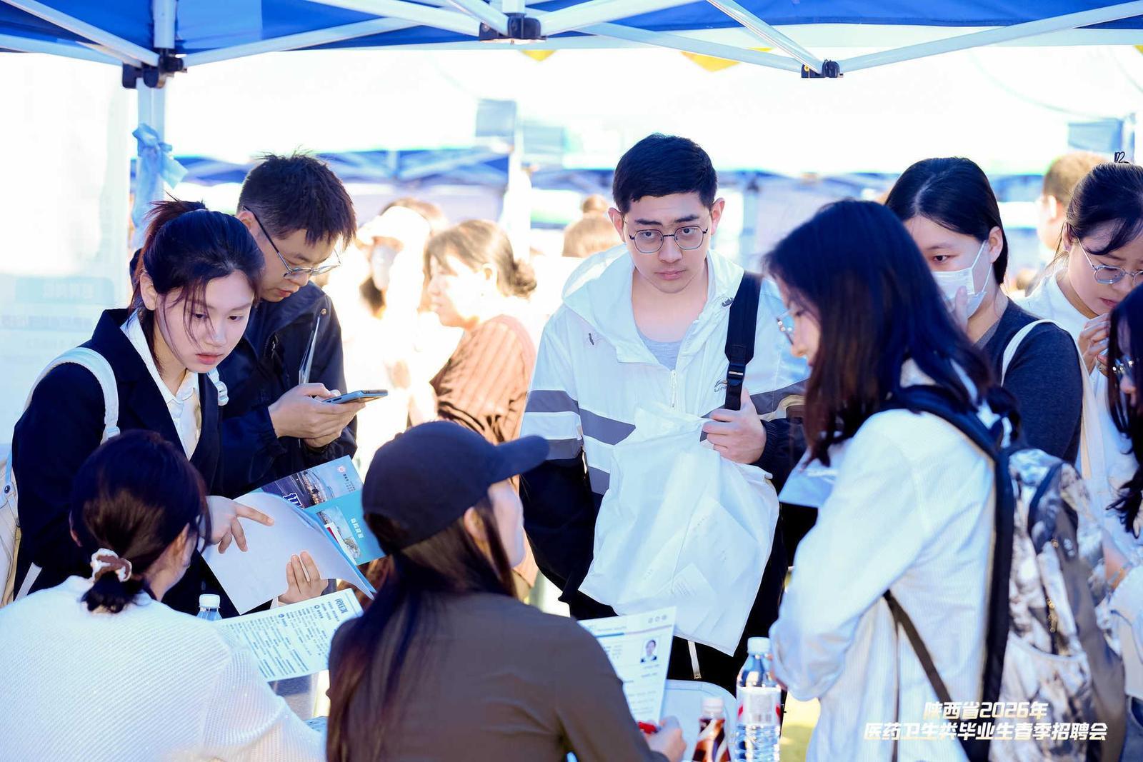 毕业生与用人单位认真交流沟通。西安交大供图