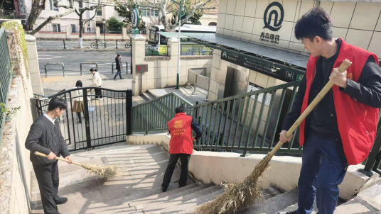 （青岛市委政法委开展“卫生大扫除 服务零距离”爱国卫生月主题党日活动）