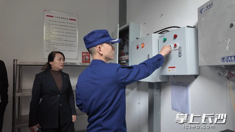 消防监督员正在检查。 长沙晚报通讯员 杨璐琳 摄