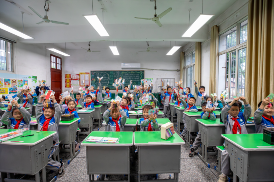 学生展示自制书签