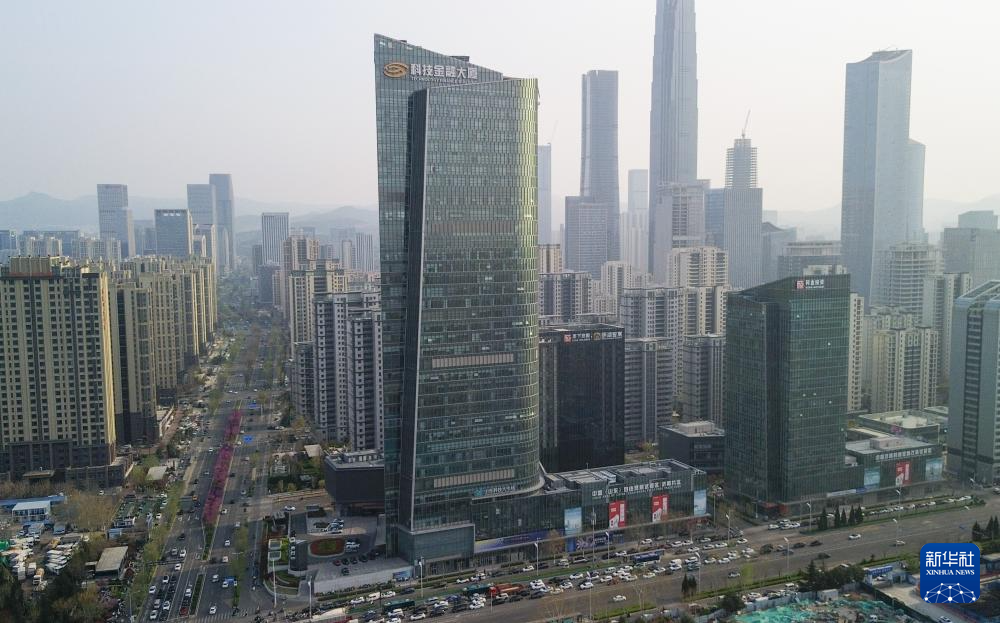 这是位于济南市的科技金融大厦，山东科技大市场坐落在这里（3月28日摄无人机照片）。新华社记者 徐速绘 摄