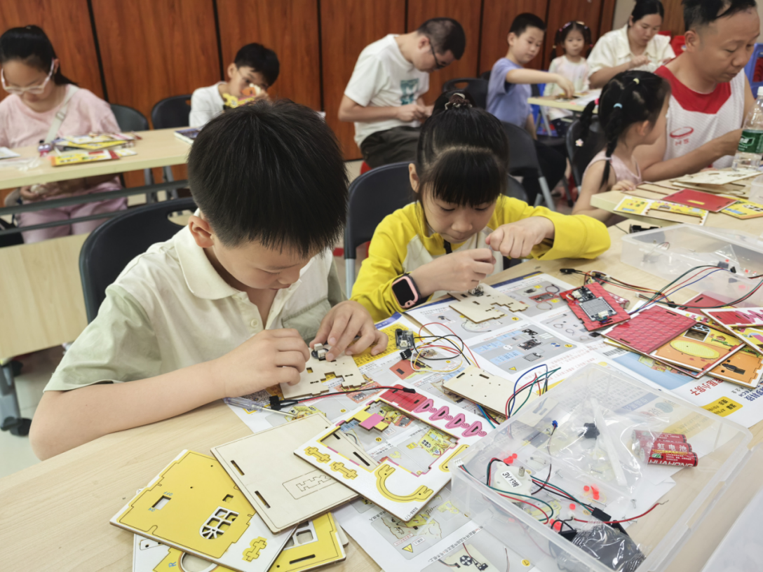 “AI启蒙 巧手智造” 庄边社区为青少年送上家门口的科技盛宴