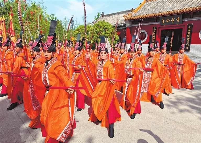 演员进行八佾舞表演，这是古代规格最高的祭祀礼仪舞蹈。