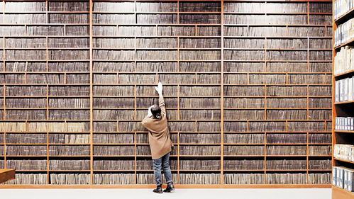 定州博物馆一面墙前的书架上，放满了从清代至今的畿辅丛书木刻板，令人震撼。 定州博物馆供图