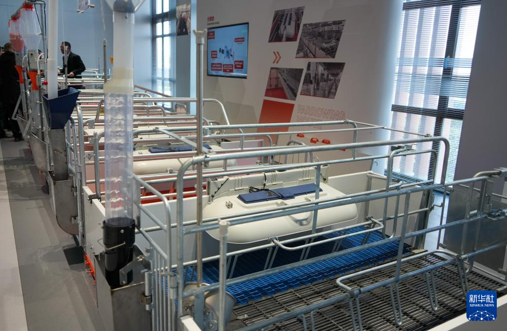 这是在大牧人机械（胶州）有限公司展示的畜禽养殖装备（3月26日摄）。新华社记者 徐速绘 摄