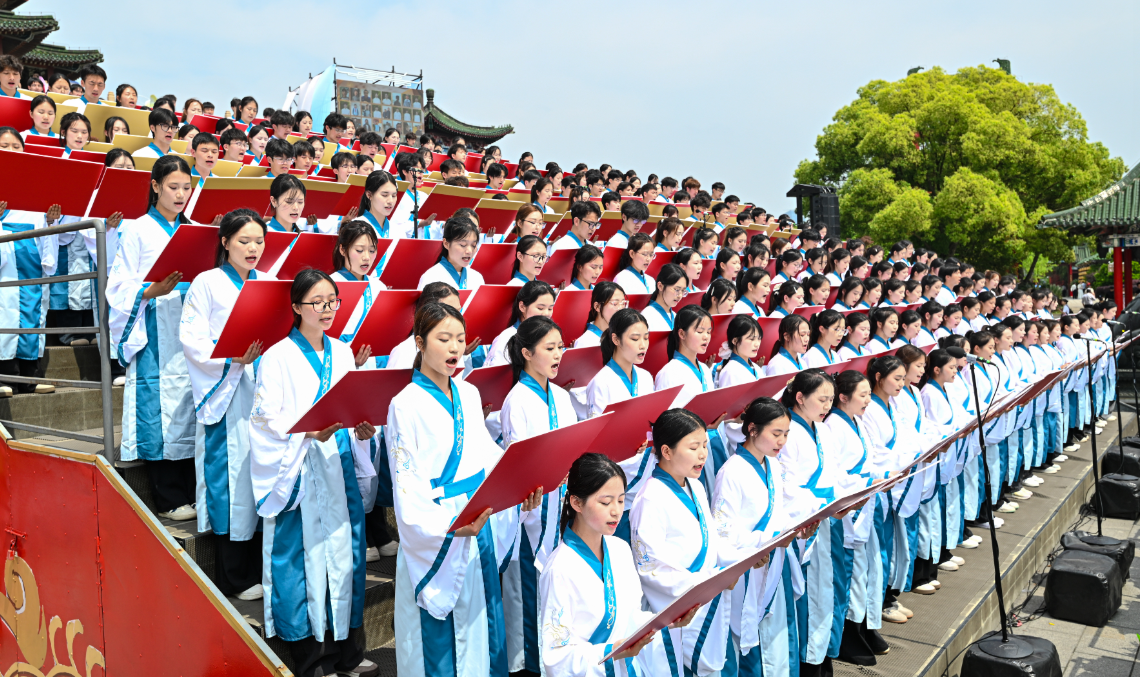 ▲江西应用科技学院700名大学生齐声诵读《正气歌》。