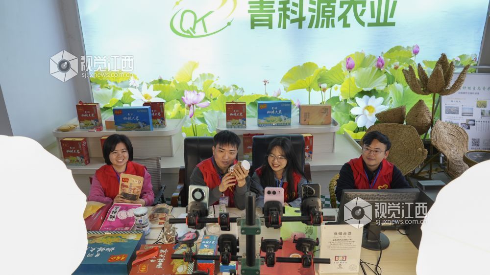 2026年4月22日，江西省吉安市青科源农业科技开发有限公司，“映山红”青年实干家在直播销售地方特色农产品。