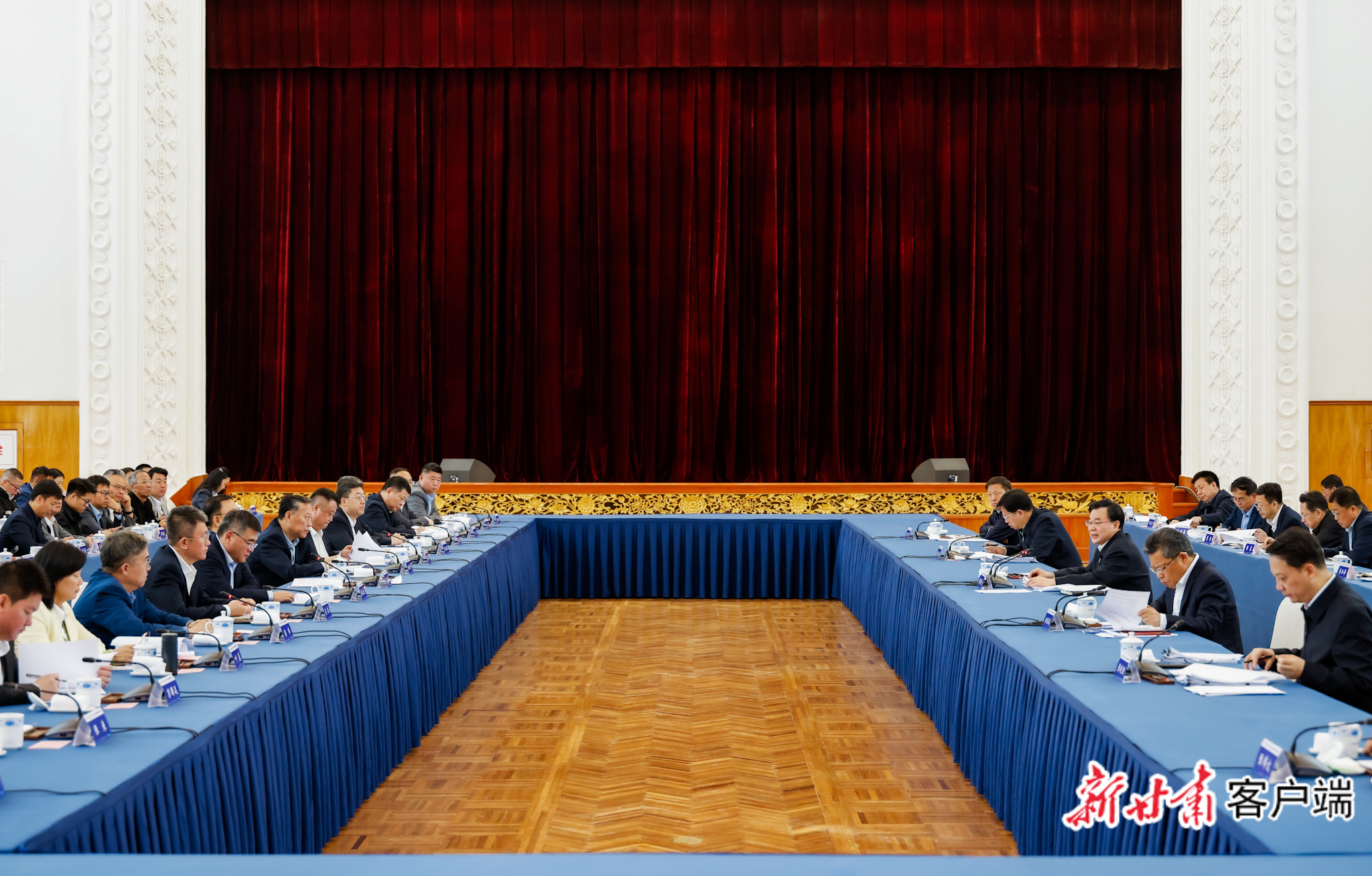 4月22日，甘肃—深圳（前海）产业合作大会暨前海服务行企业家座谈会在兰州举行。新甘肃&middot;甘肃日报记者　孟捷