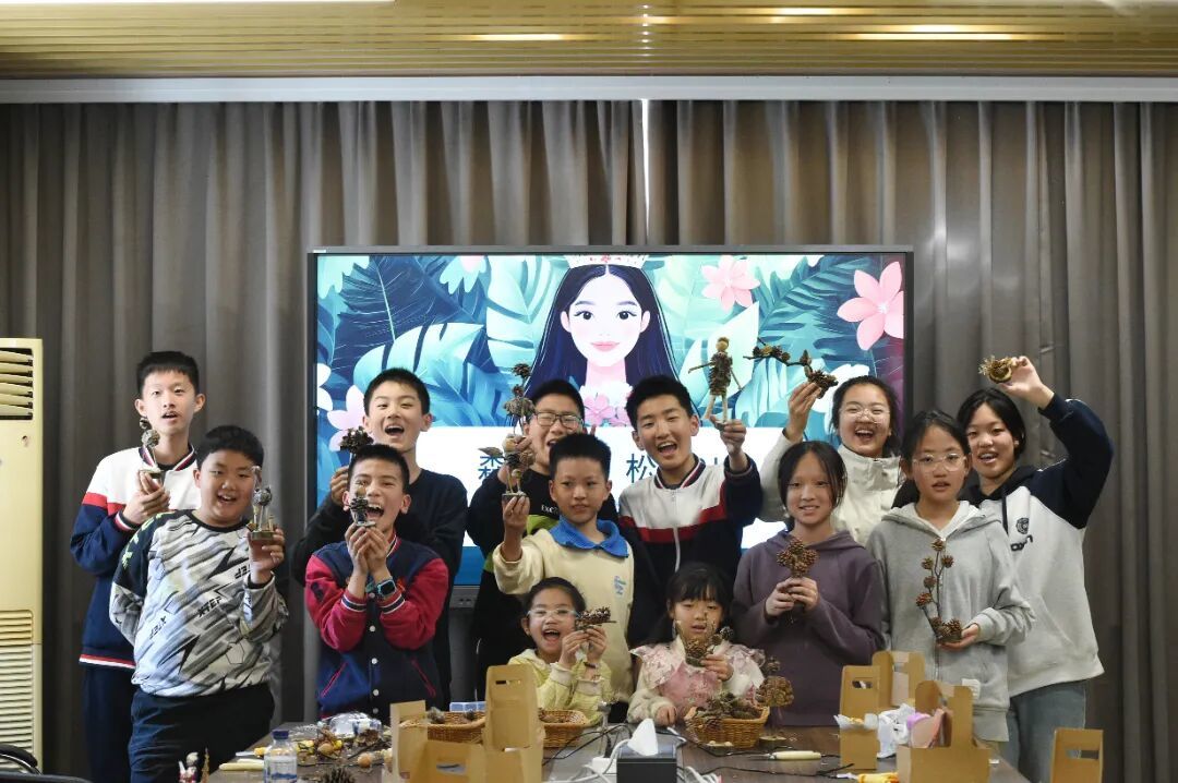 孩子们在鲁山研学导师指导下利用松果、落叶进行森林手作创作。