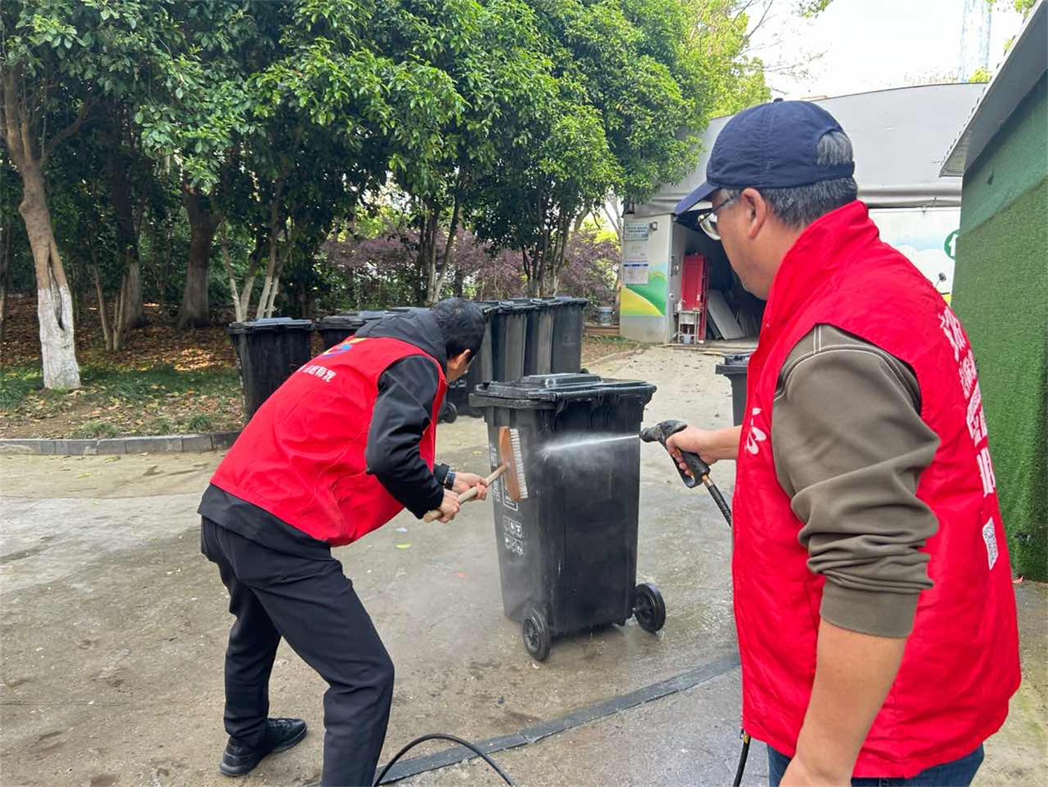 地球日，鄞州这群“志愿红”太拼了！套圈、变脸、洗垃圾桶……垃圾分类还能这么玩？