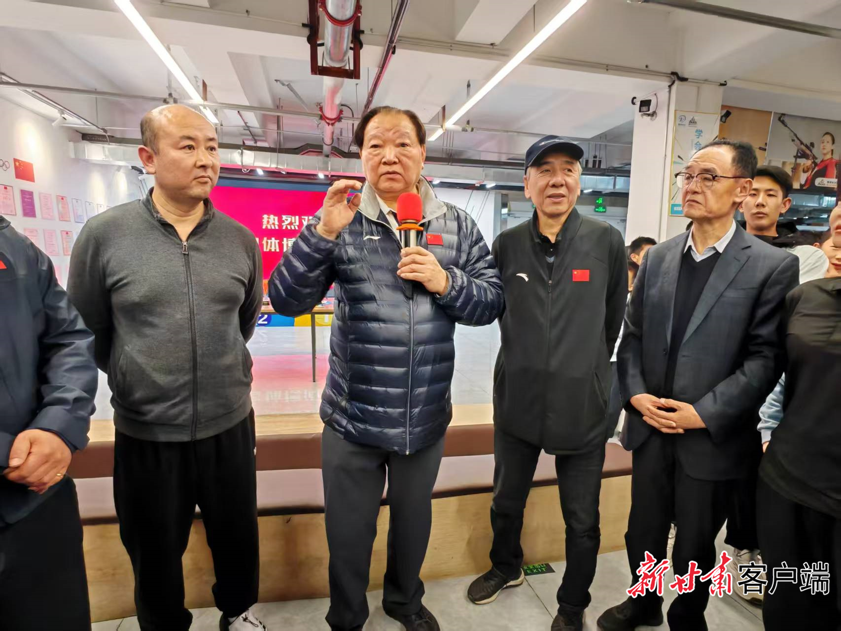 许海峰（左二）与大家交流　新甘肃&middot;甘肃日报记者　王睿君　摄