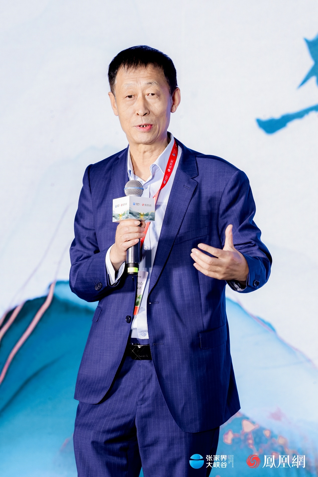 在2026张家界悦读共创大会暨华人国学大典丙午春集的开幕式上，深圳大学人文学院教授王立新发表妙趣横生的主旨演讲。