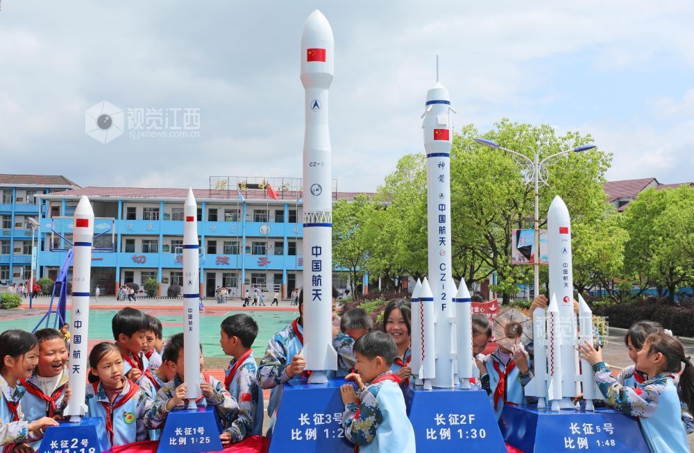 2026年4月23日，江西省吉安市泰和县螺溪镇中心小学校园，学生们正在参观长征运载火箭模型，学习了解航天知识，迎接中国航天日。