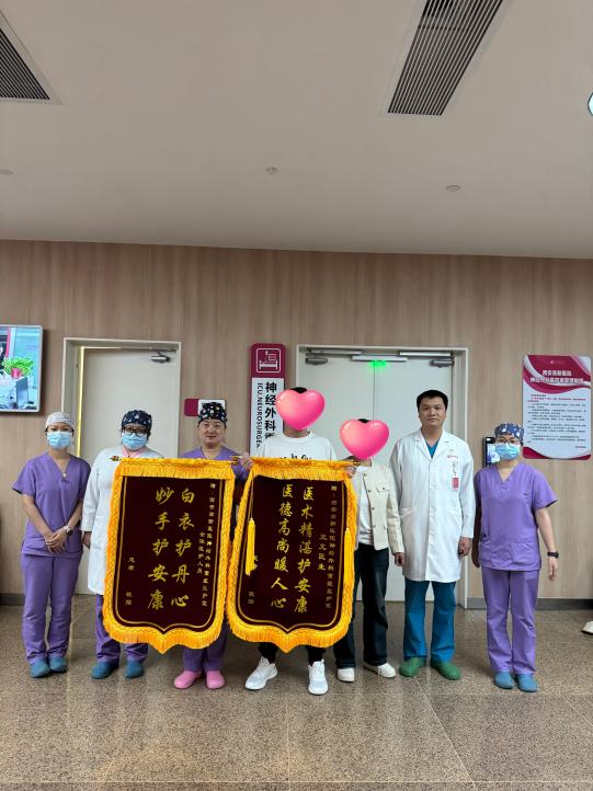 小李与家属为科室送锦旗