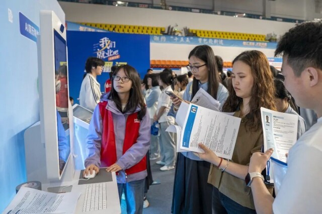（4月18日，湖南师范大学江湾体育馆，求职者在使用AI自助简历打印机。）