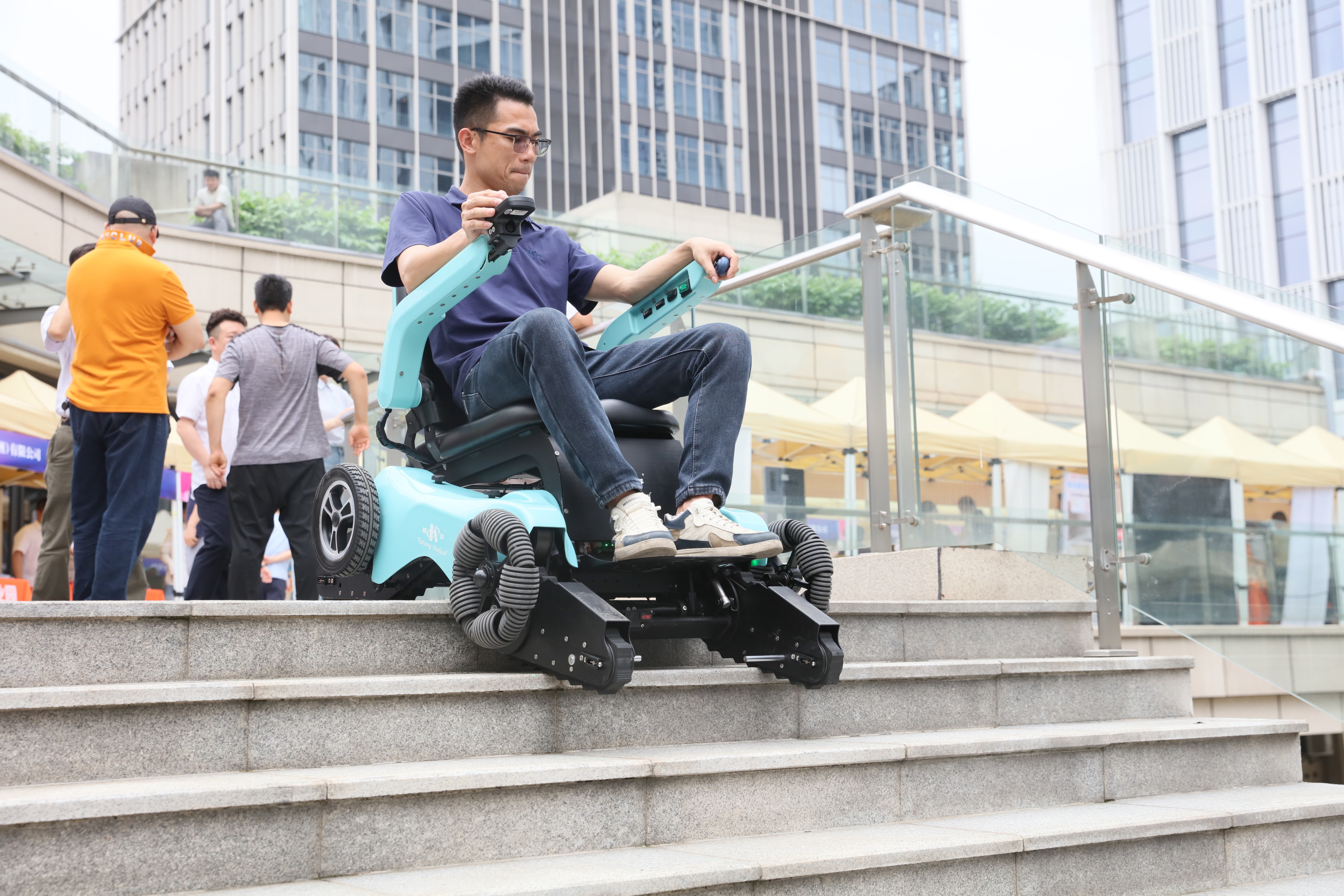 图：市民在体验全地形爬楼梯机器人