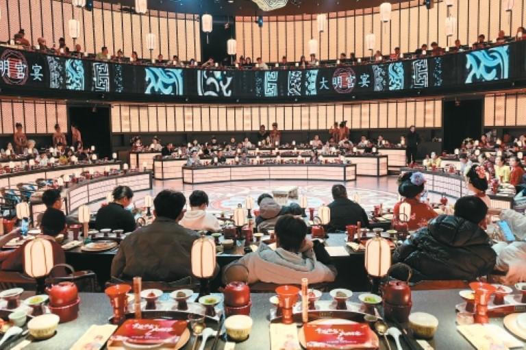 “全景沉浸式文化餐秀”——“大明宫宴”成为众多游客的打卡项目。（记者 郝钟毓摄）