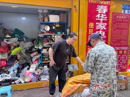 龚先生的妻子在工作