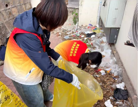 （青岛市委外办组织党员干部到内蒙古路社区开展环境卫生整治志愿服务活动）
