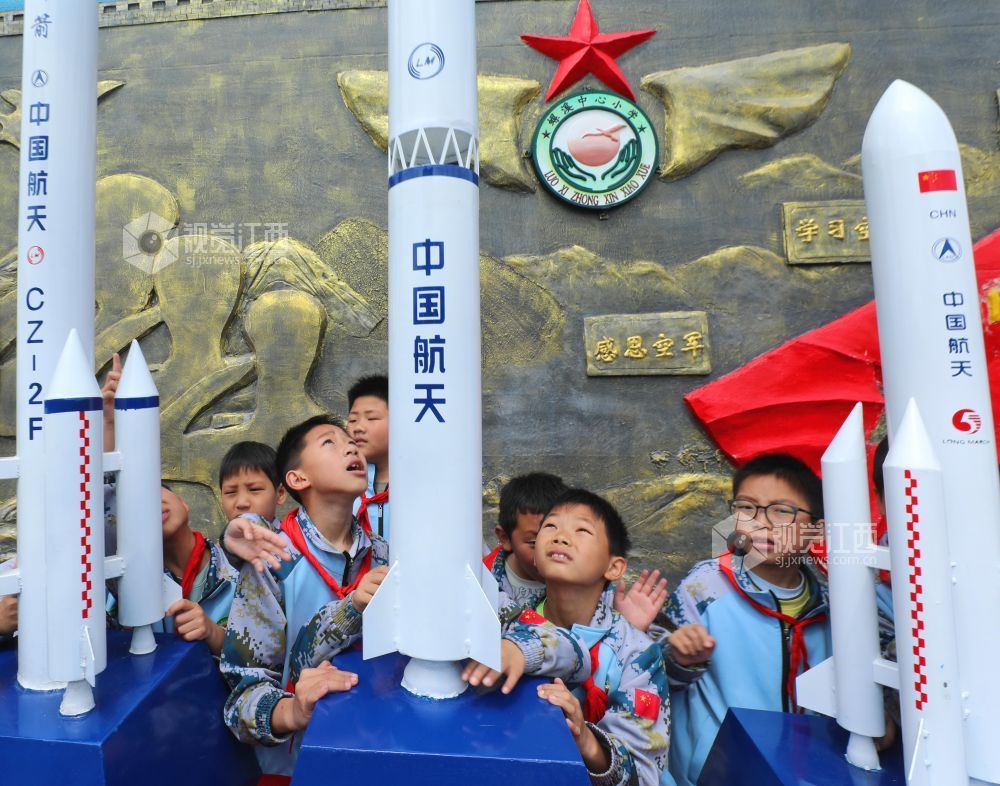 2026年4月23日，江西省吉安市泰和县螺溪镇中心小学校园，学生们正在参观长征运载火箭模型，迎接中国航天日。当日，江西泰和县螺溪镇中心小学举办长征系列运载火箭模型展活动，让学生们学习航天知识，了解我国航天发展历程，激发科学探索航空航天的热情，迎接中国航天日。