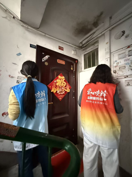 （青岛市企业托管中心组织机关干部到海口路社区开展爱国卫生月环境卫生大扫除活动）