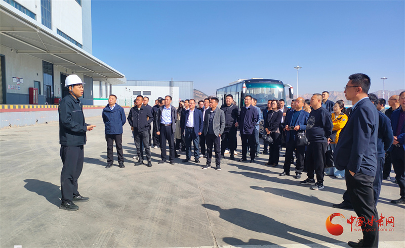 与会人员参观交流