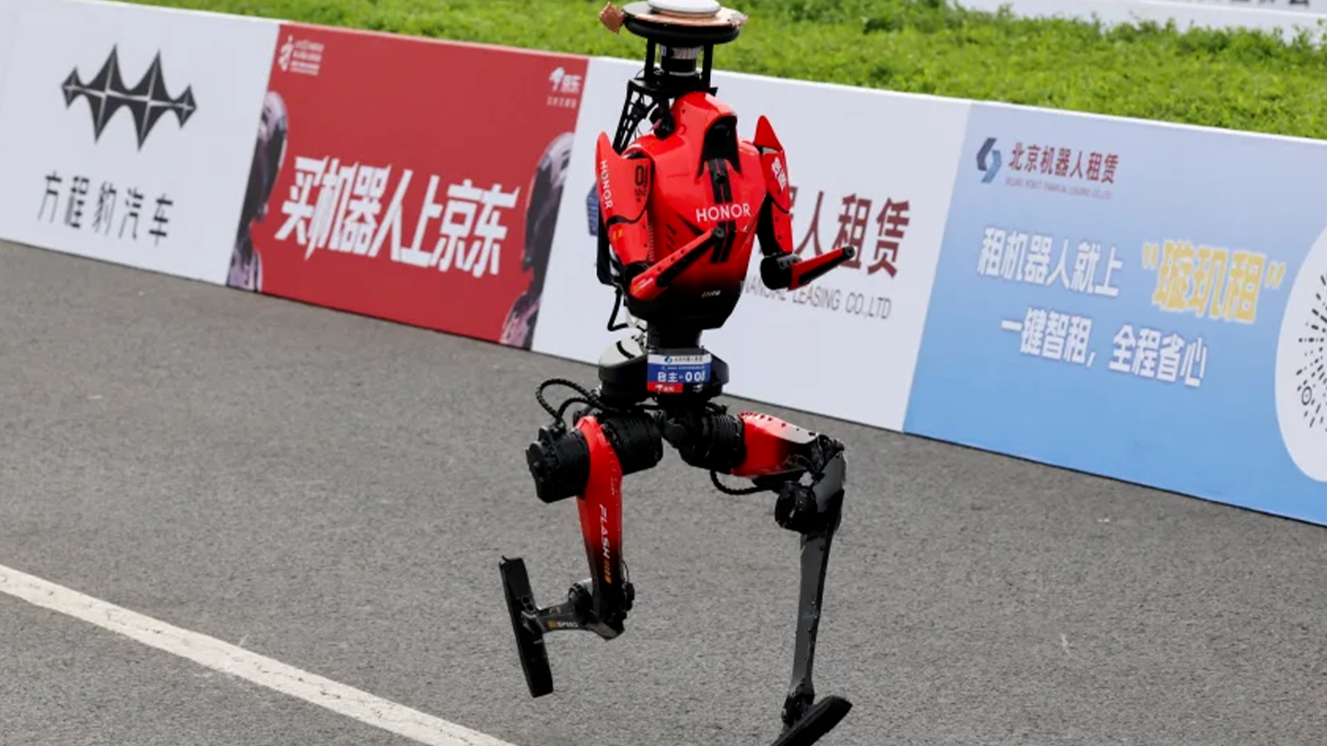 CNN关注中国人形机器人半程马拉松：冠军机器人打破人类半马纪录，感慨“中国在与美国的技术竞争中迈出了一大步”