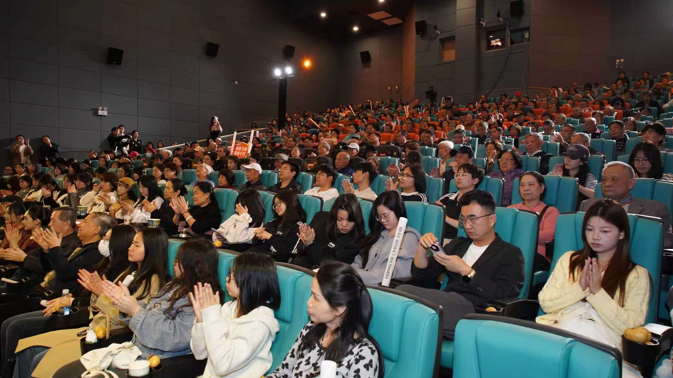 冰窟下的生命接力!电影《勇者无疆》全国首映礼在长沙举行