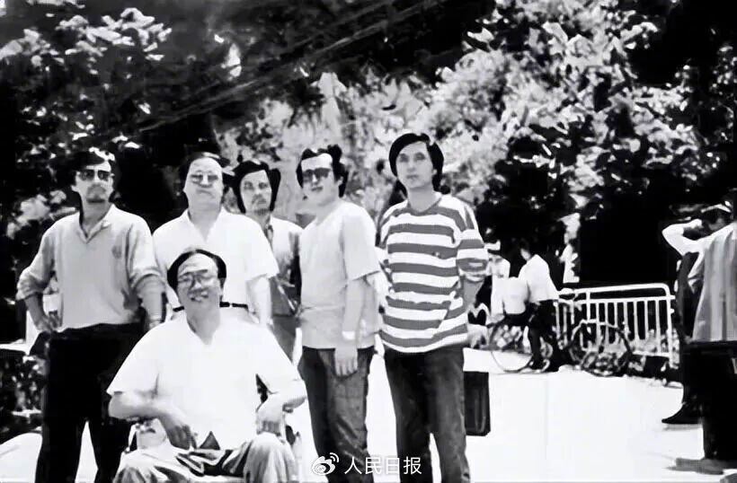 史铁生、莫言、余华等人合影