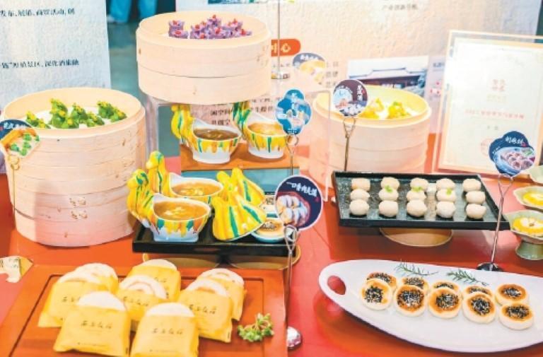 美食体验区的特色小吃。