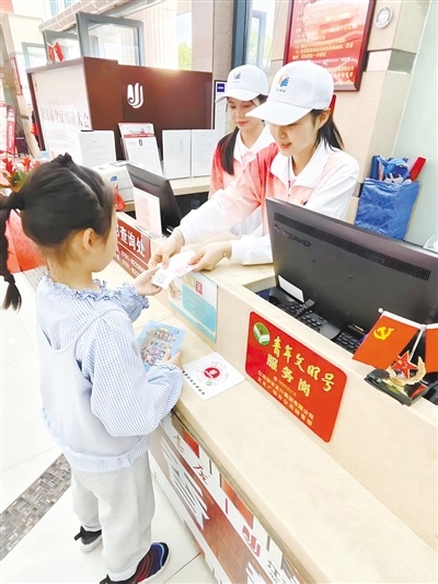 “小白鹤”微笑服务读者
