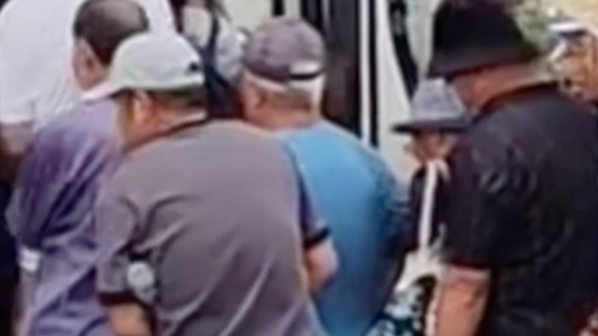 武汉78岁老人插队被乘客撞倒，伤重4个月后去世，乘客赔50万获谅解， 家属转头却再以“司机没停好车”向公交公司索赔70万