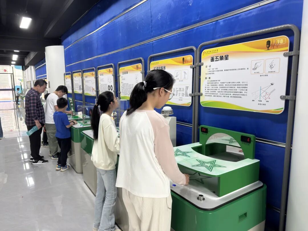 巡展现场吸引了众多家长和学生前来体验