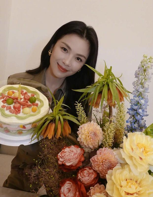 搜狐娱乐讯 19日，刘涛在社交平台上晒美照庆祝自己出道26年，她发文称：“其实我是个i人，i（爱）你们呦。”