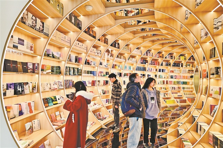 位于赣州市章贡区的一家书店内，读者在浏览、阅读书架上的图书。特约通讯员 朱海鹏摄