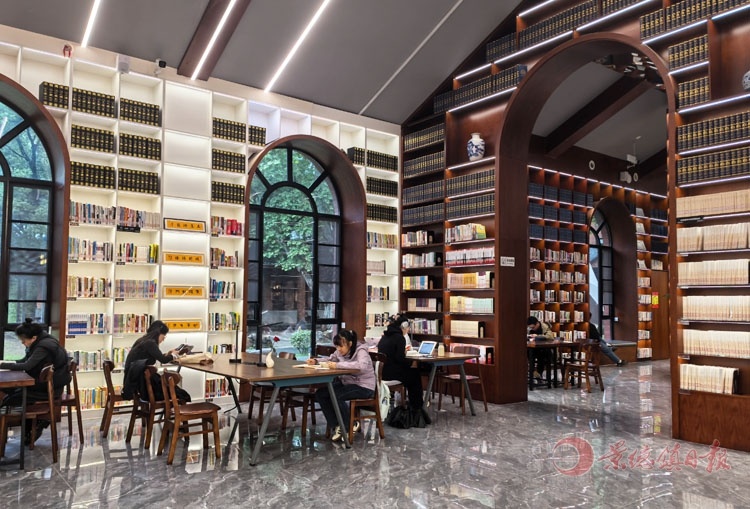 市民在森林图书馆享受阅读时光。