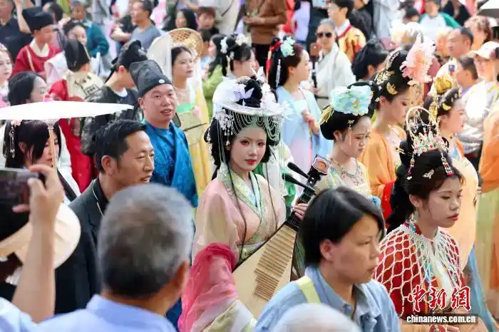 汉服爱好者在阆中古城巡游。记者 张浪 摄