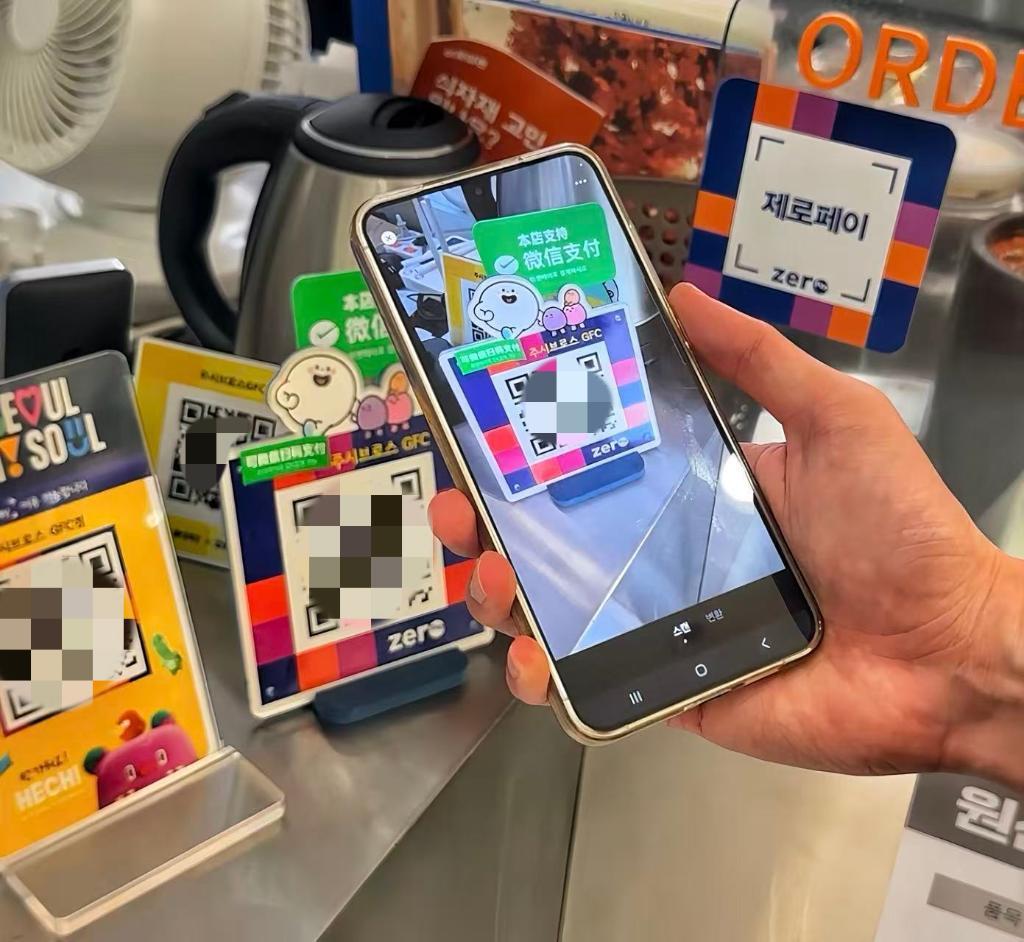 韩国当地支付二维码通过微信扫码可以直接支付。（微信支付供图）