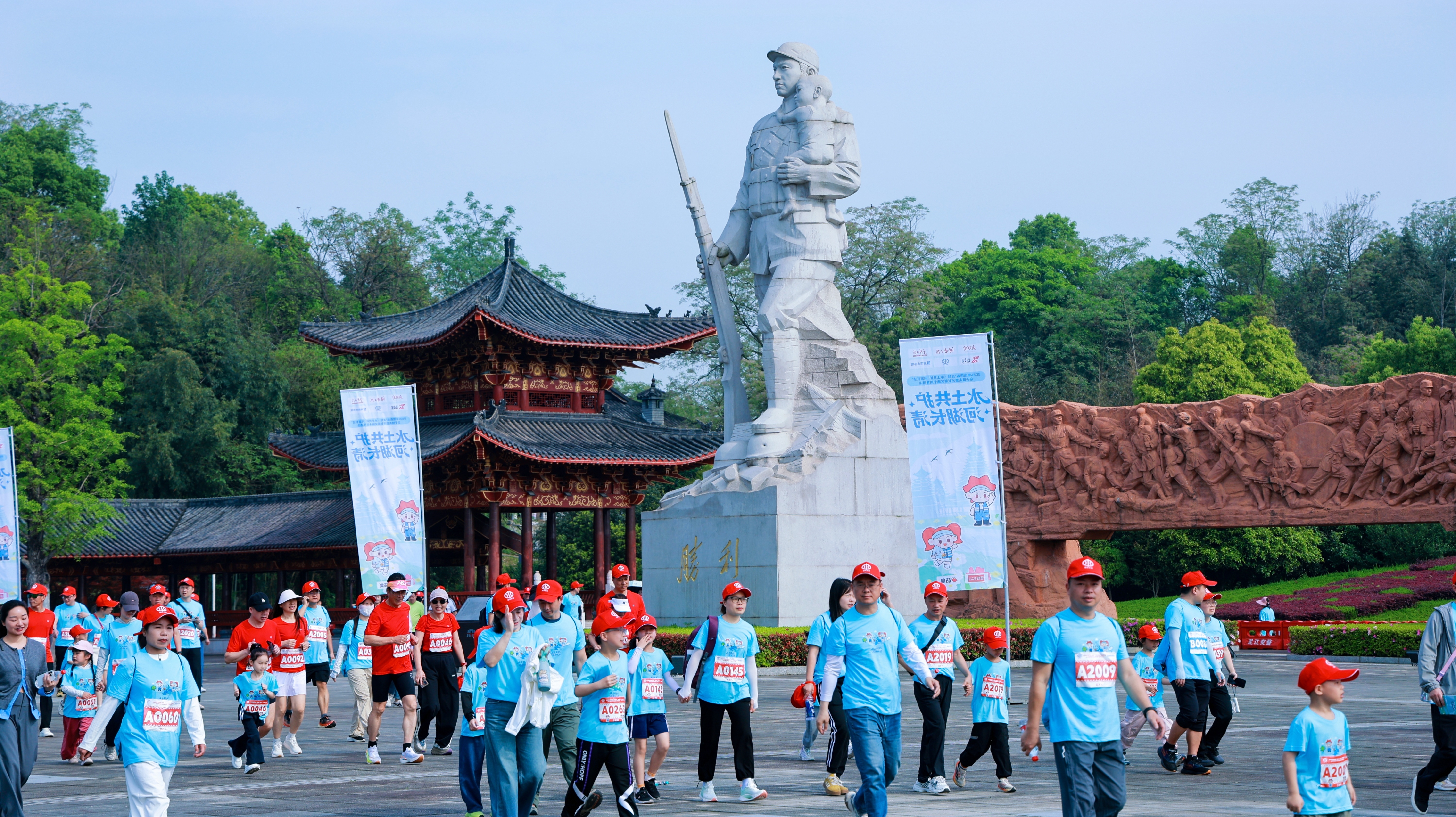数千名“走娃”奔跑芷江 河长制实施十周年亲子健走活动举行