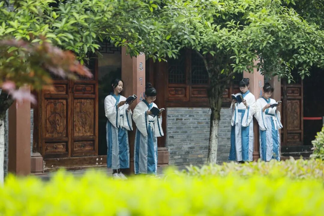 石阳小学学生在白鹭洲书院开展诵读活动。郭婷、全媒体记者郭弘毅 摄