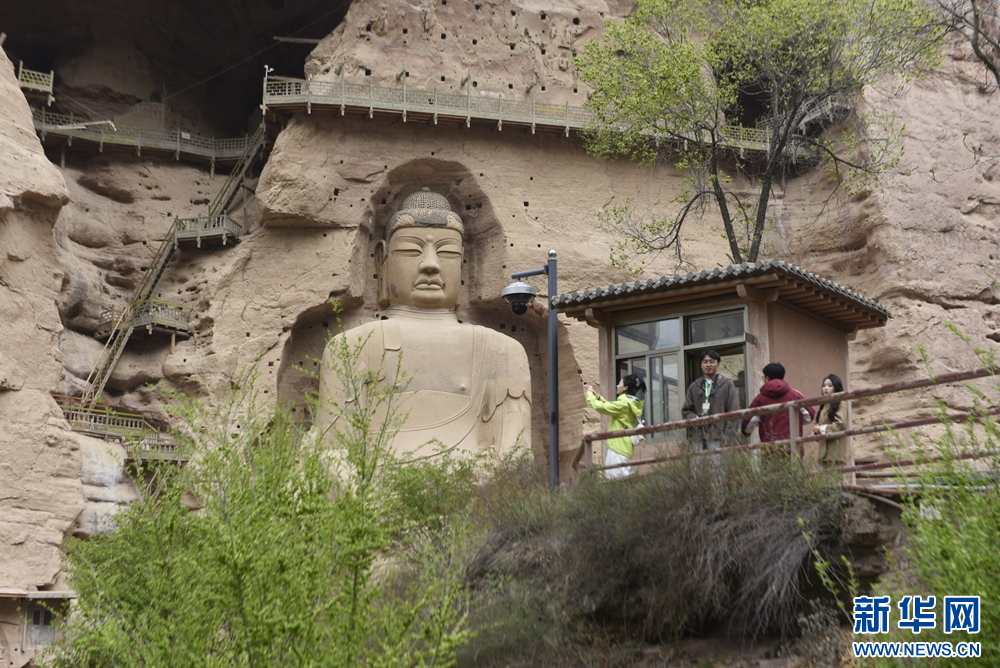 位于甘肃省永靖县的炳灵寺石窟迎来踏青游览热潮　新华网发　钟世文　摄
