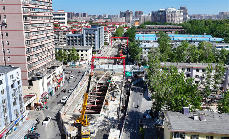 4月20日，中铁二十局集团工人在石家庄地铁5号线一期工程合作路站建设现场施工。