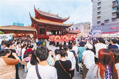 南昌万寿宫历史文化街区游人如织