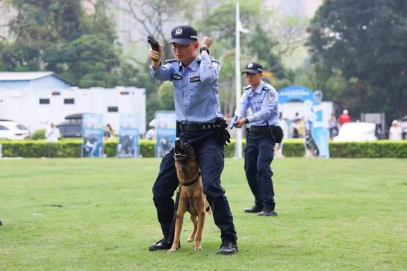 “犬”力以赴护平安 警民互动零距离  深圳公安2026年常态化警营开放日  刑侦专场萌动上演