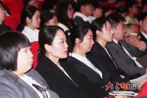 现场人员聚精会神听讲座