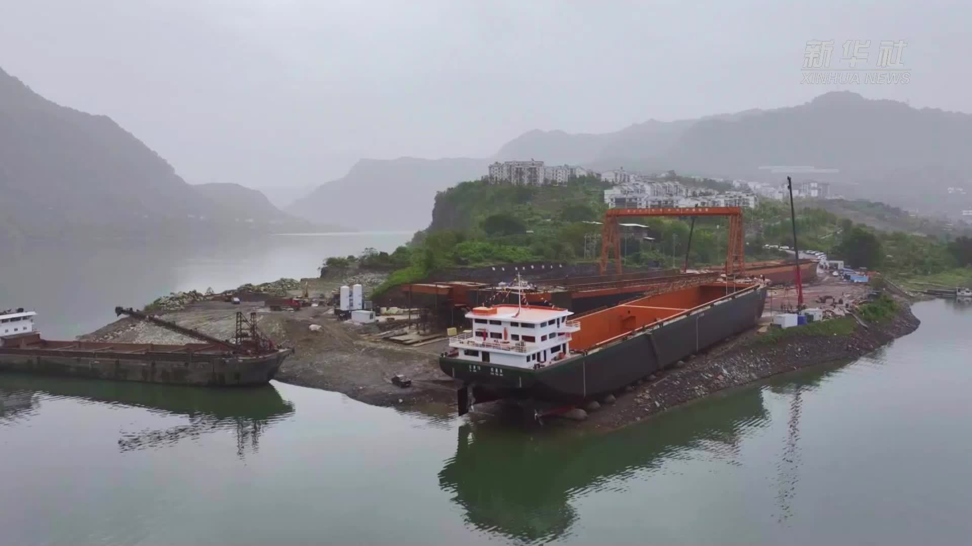 金沙江流域首艘万吨级新能源货轮下水